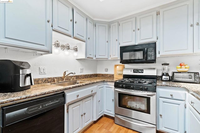 kitchen featuring black appliances, crown molding, sink, and light hardwood / wood-style floors