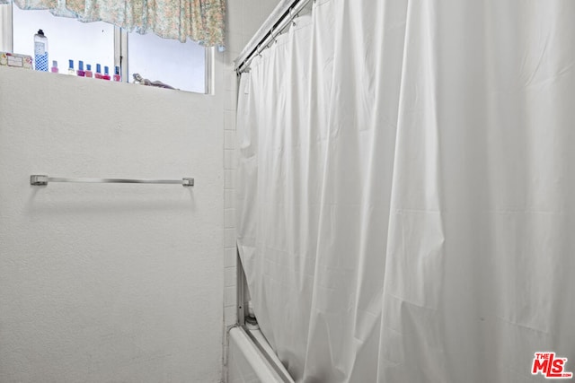 bathroom featuring shower / tub combo