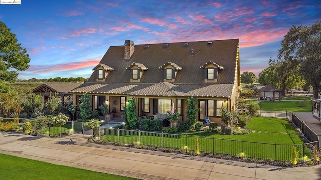 view of front of house featuring a lawn