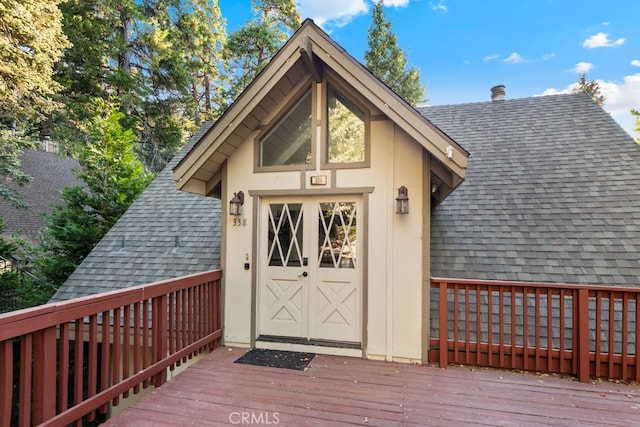 entrance to property featuring a wooden deck