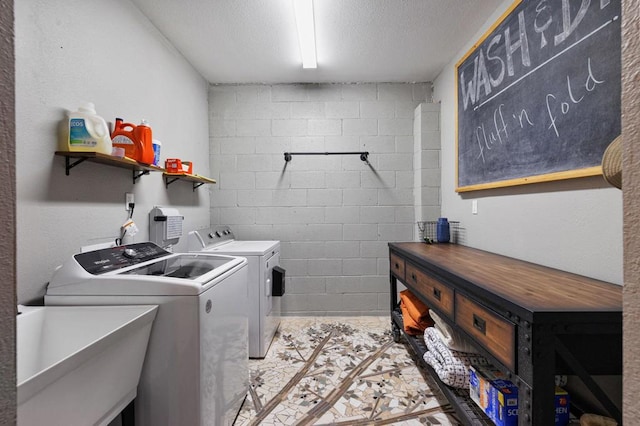 laundry room with sink, a textured ceiling, and independent washer and dryer