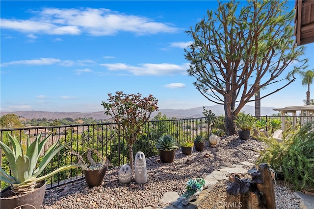 view of yard featuring a mountain view