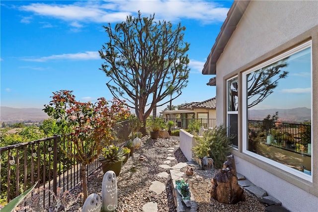 view of yard featuring a mountain view