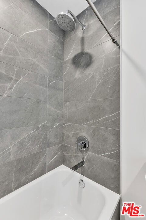 bathroom with tiled shower / bath