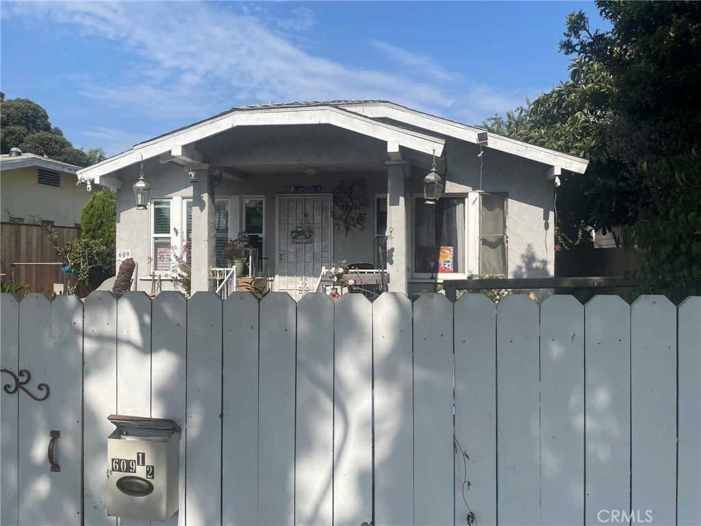 view of front of property with covered porch