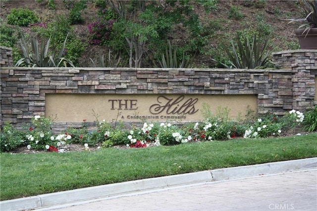 community / neighborhood sign featuring a yard