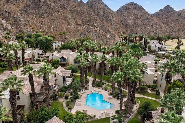 birds eye view of property featuring a mountain view