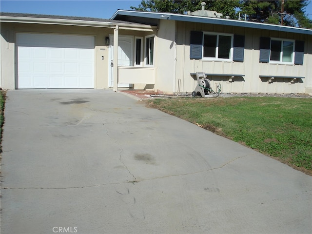 view of front facade featuring a garage and a front lawn