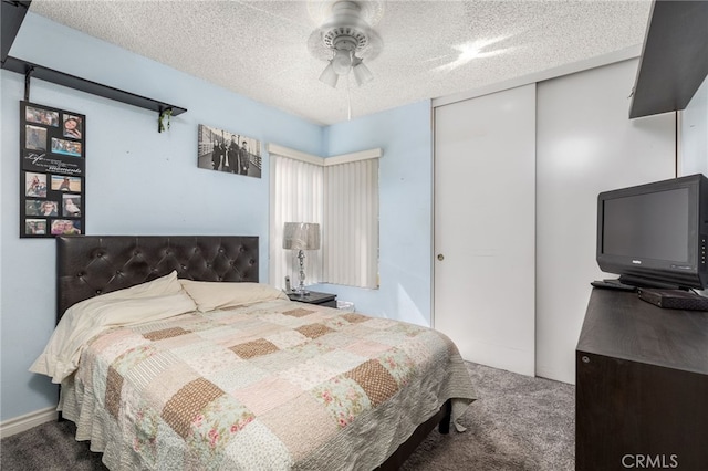 bedroom featuring a closet, a textured ceiling, carpet flooring, and ceiling fan