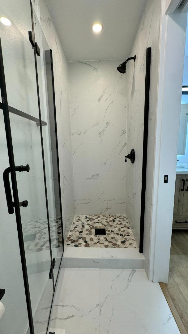 bathroom featuring tiled shower