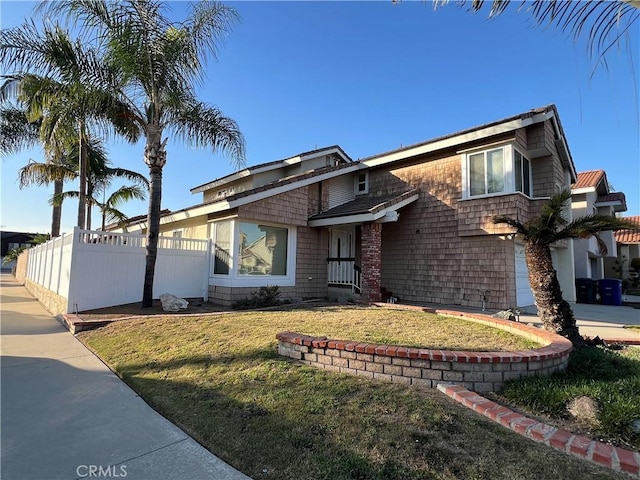 view of front of property featuring a front yard