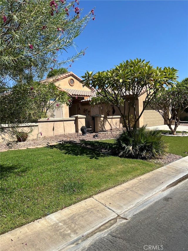 view of front of home featuring a front lawn