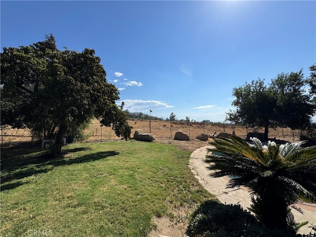 view of yard featuring a rural view