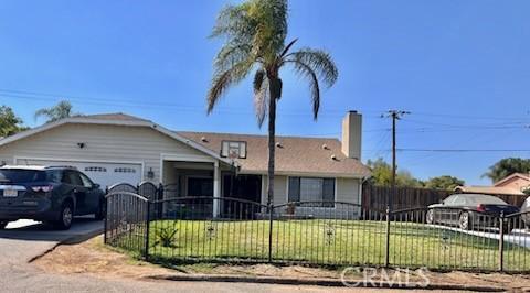 view of front of house featuring a front lawn and a garage