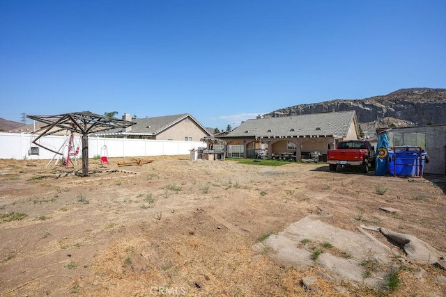 view of yard featuring a mountain view