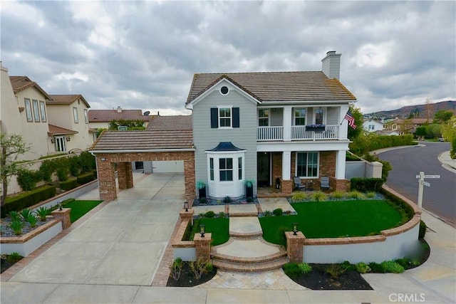 view of front of property featuring a balcony