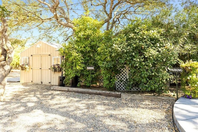 view of yard featuring a storage shed