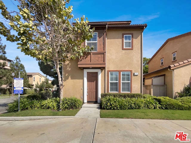 view of front of house featuring a front yard