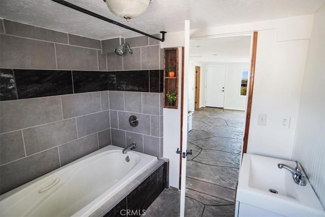 bathroom featuring tiled shower / bath