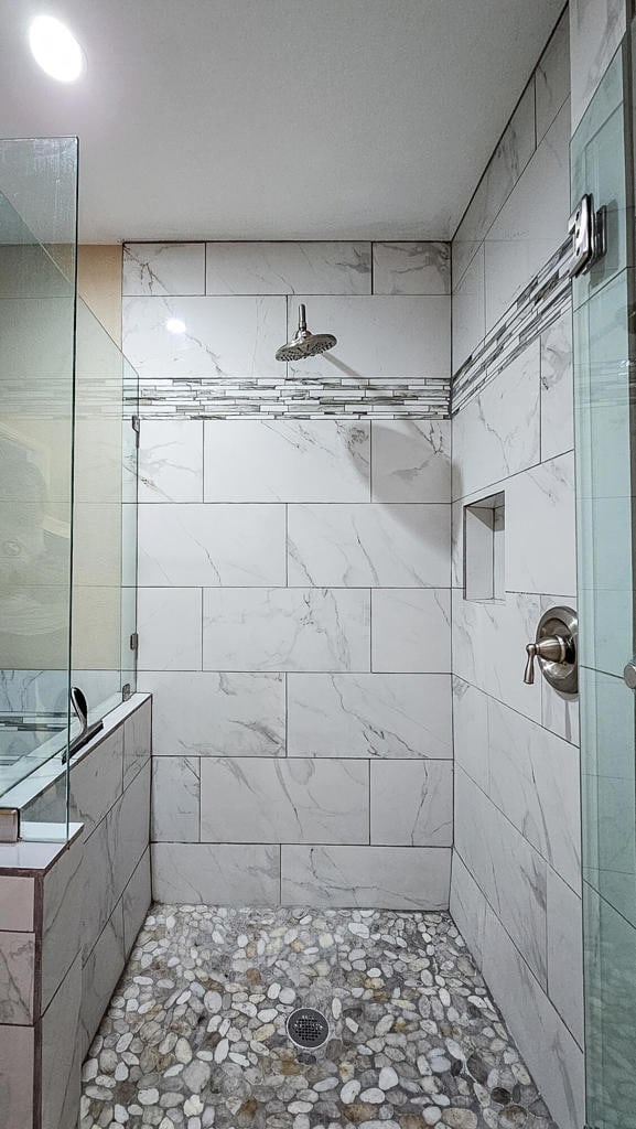 bathroom featuring tiled shower