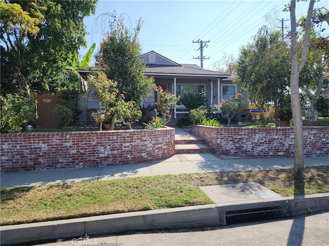 view of front facade with a fenced front yard