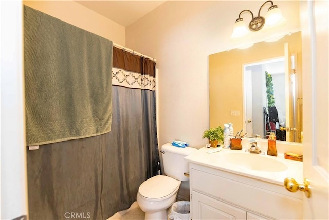 bathroom with a shower with shower curtain, vanity, and toilet