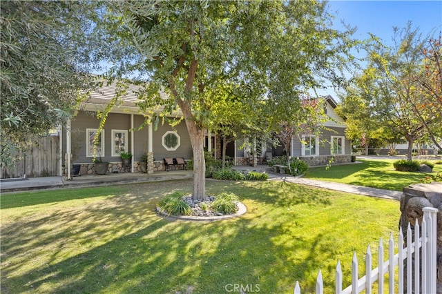 view of front facade featuring a front lawn