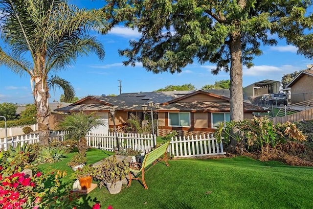 view of front of home featuring a front yard