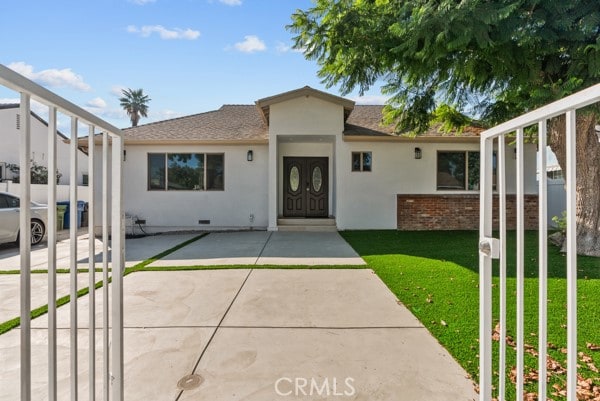 view of front facade featuring a front yard