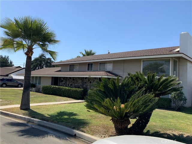 view of front of house featuring a front lawn