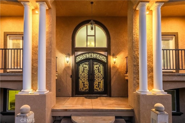 entrance to property featuring stucco siding