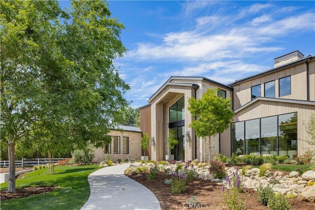 view of front of house featuring a front yard