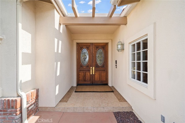 property entrance with stucco siding