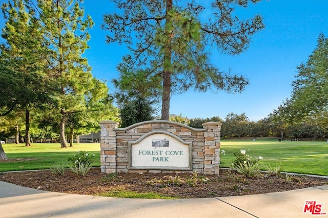 community / neighborhood sign with a yard