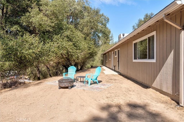 view of yard featuring a fire pit