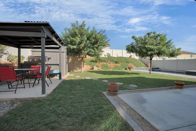 view of yard featuring a patio