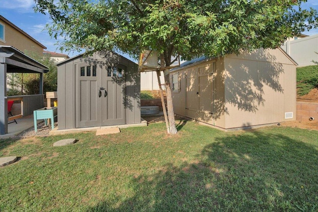 view of yard featuring a storage unit