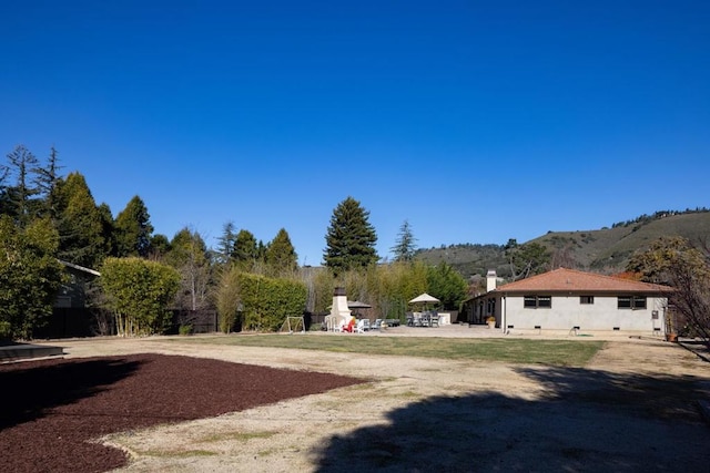 view of yard with a mountain view