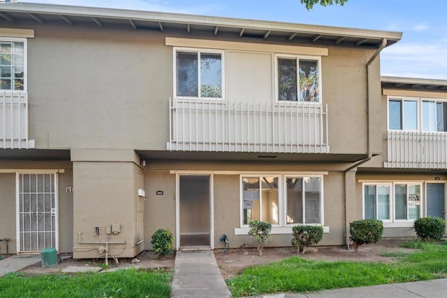 view of front of property featuring a balcony