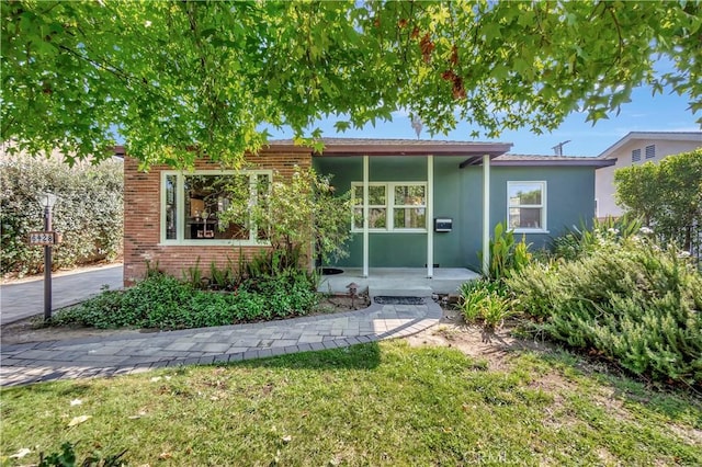 view of front of home with a front lawn