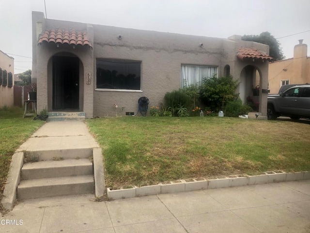 view of front of house featuring a front lawn