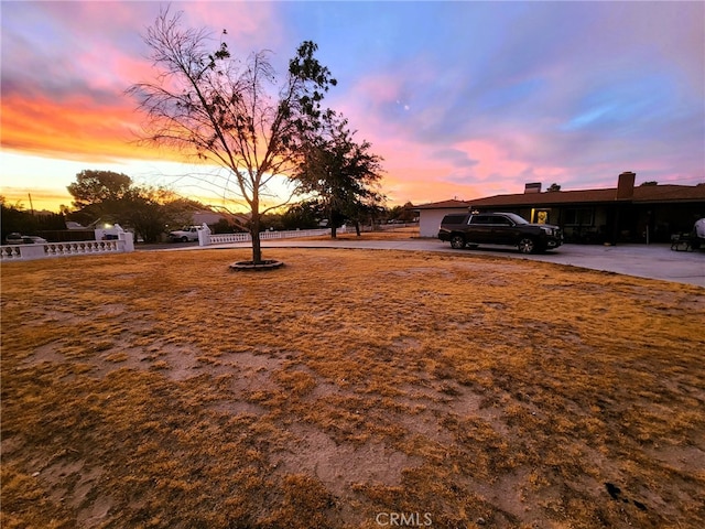 view of yard at dusk