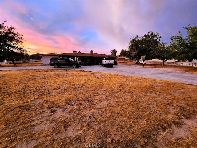 view of yard at dusk