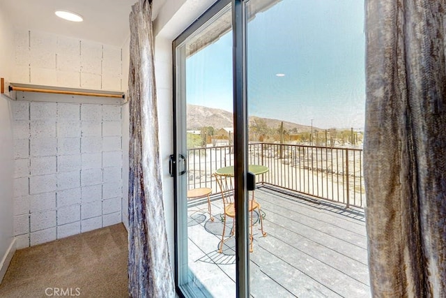 entryway featuring a mountain view