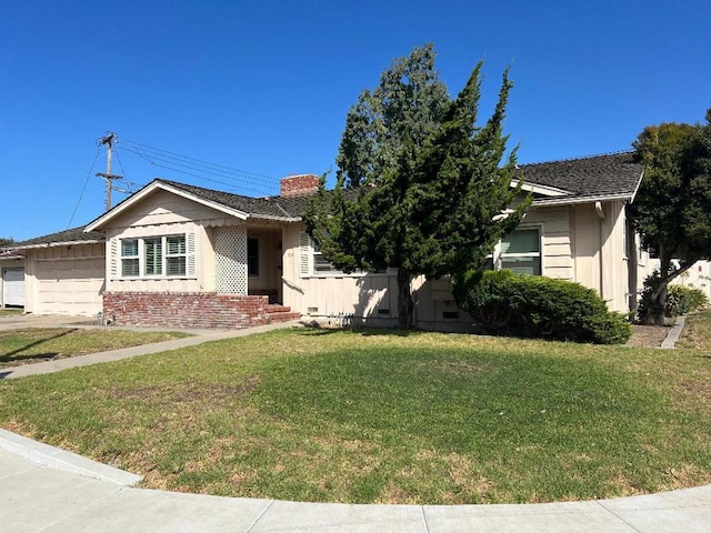 view of front of property featuring a garage and a front yard