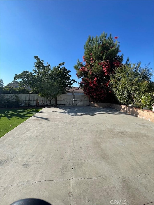 view of front of property featuring a front yard