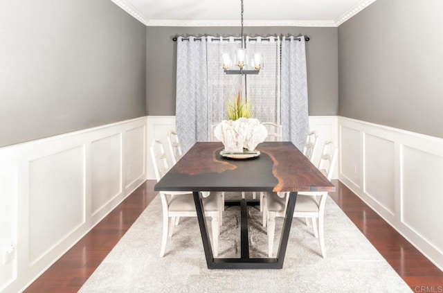 dining room featuring crown molding, dark wood-type flooring, and a notable chandelier