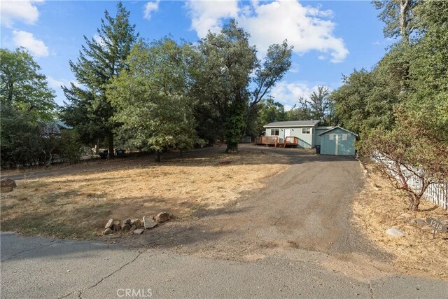 view of front of property featuring an outbuilding