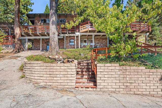 view of front facade featuring a wooden deck