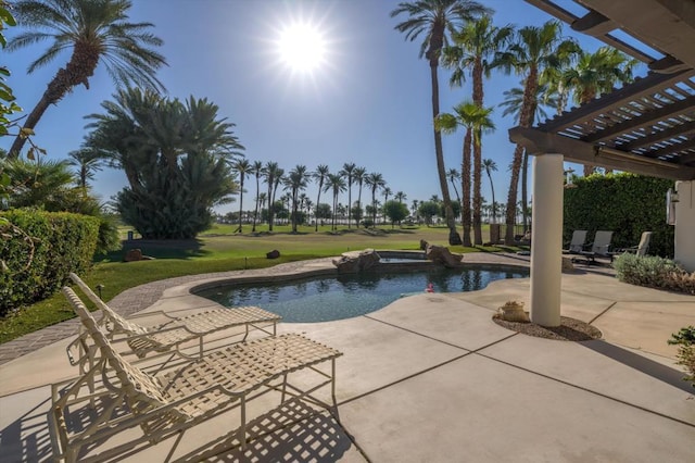 view of pool featuring a pergola, a patio area, an in ground hot tub, and a yard